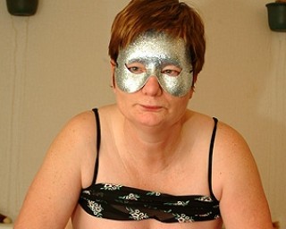 This masked mature slut loves to play